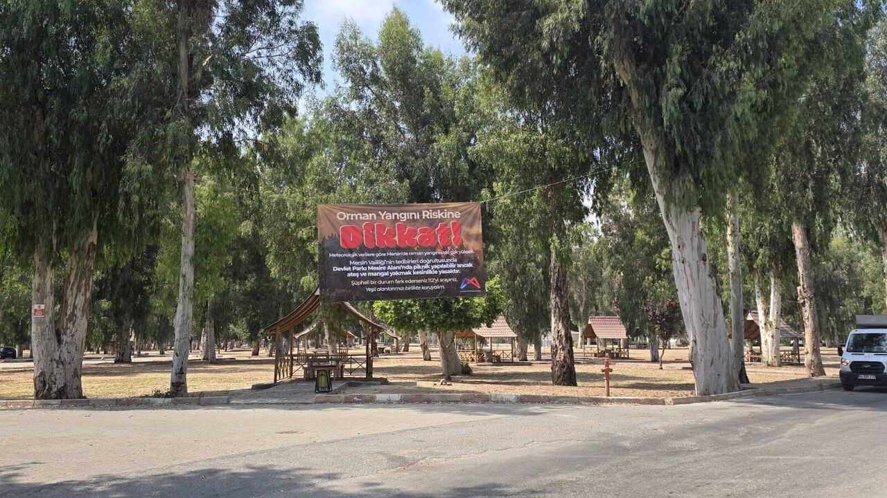 Mersin Büyükşehir Belediyesinden Orman Yangınlarına Afişli Uyarı (1)