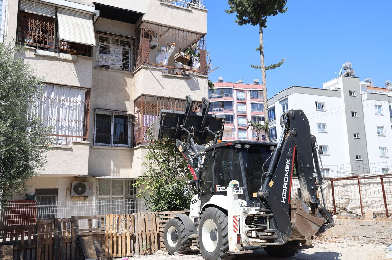 Mersin'de Çöp Ev Üçüncü Kez Temizlendi, 6 Ton Çöp Çıktı (1)