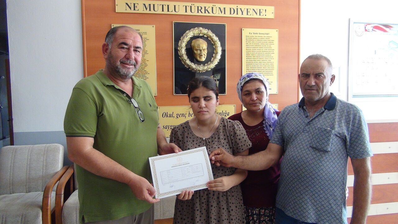 Mersin'de Görme Engelli Nazalin, Üniversite Sınavında İlk 10 Bine Girdi (1)