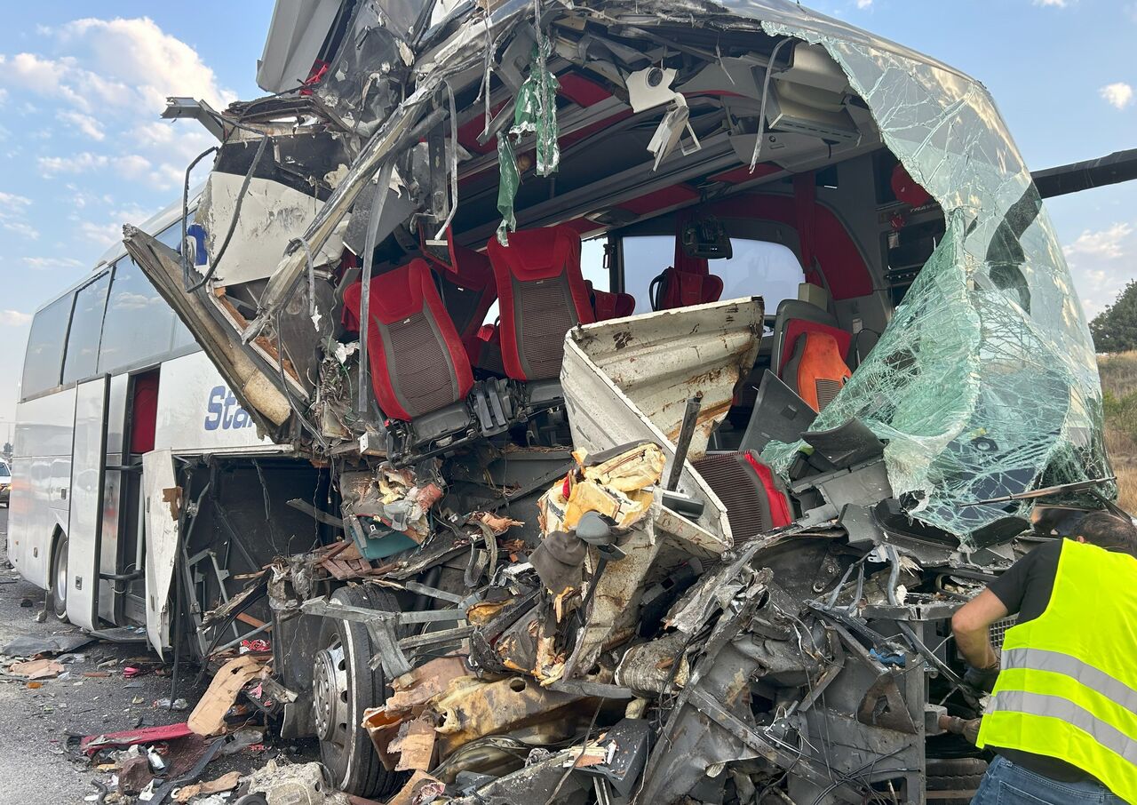 Mersin'de Otobüs Tıra Çarptı 9 Yaralı (1)-1