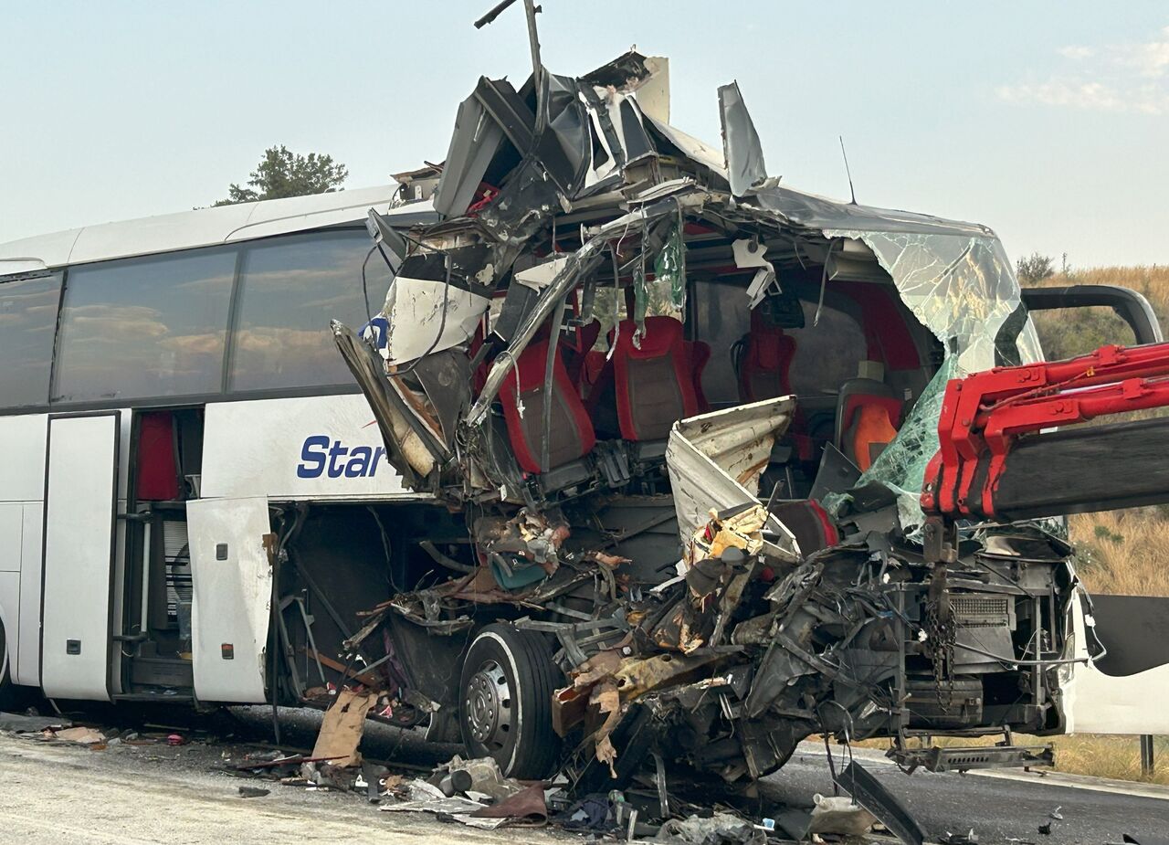 Mersin'de Otobüs Tıra Çarptı 9 Yaralı (2)