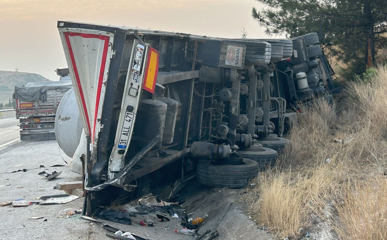 Mersin'de Otobüs Tıra Çarptı 9 Yaralı (5)