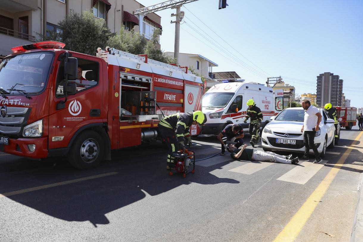Mersin’de Trafik Tatbikatı Gerçeği Aratmadı, Vatandaşlar Kazayı Gerçek Sandı (3)