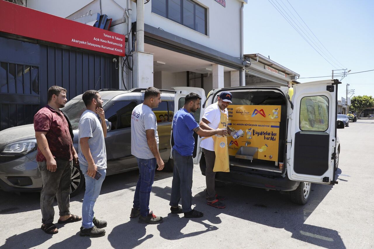 Mersin’de Yaz Sıcaklarında Emekçilere 120 Bin Bardak Limonata Dağıtıldı (2)