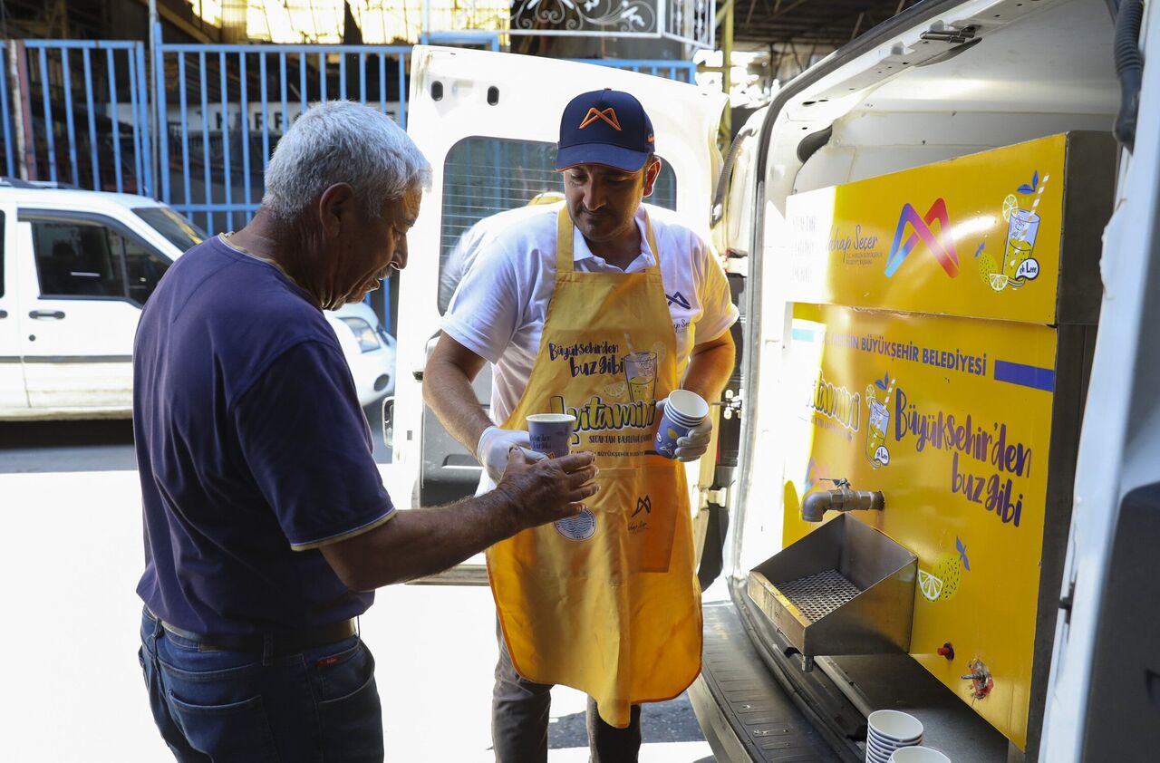Mersin’de Yaz Sıcaklarında Emekçilere 120 Bin Bardak Limonata Dağıtıldı (3)