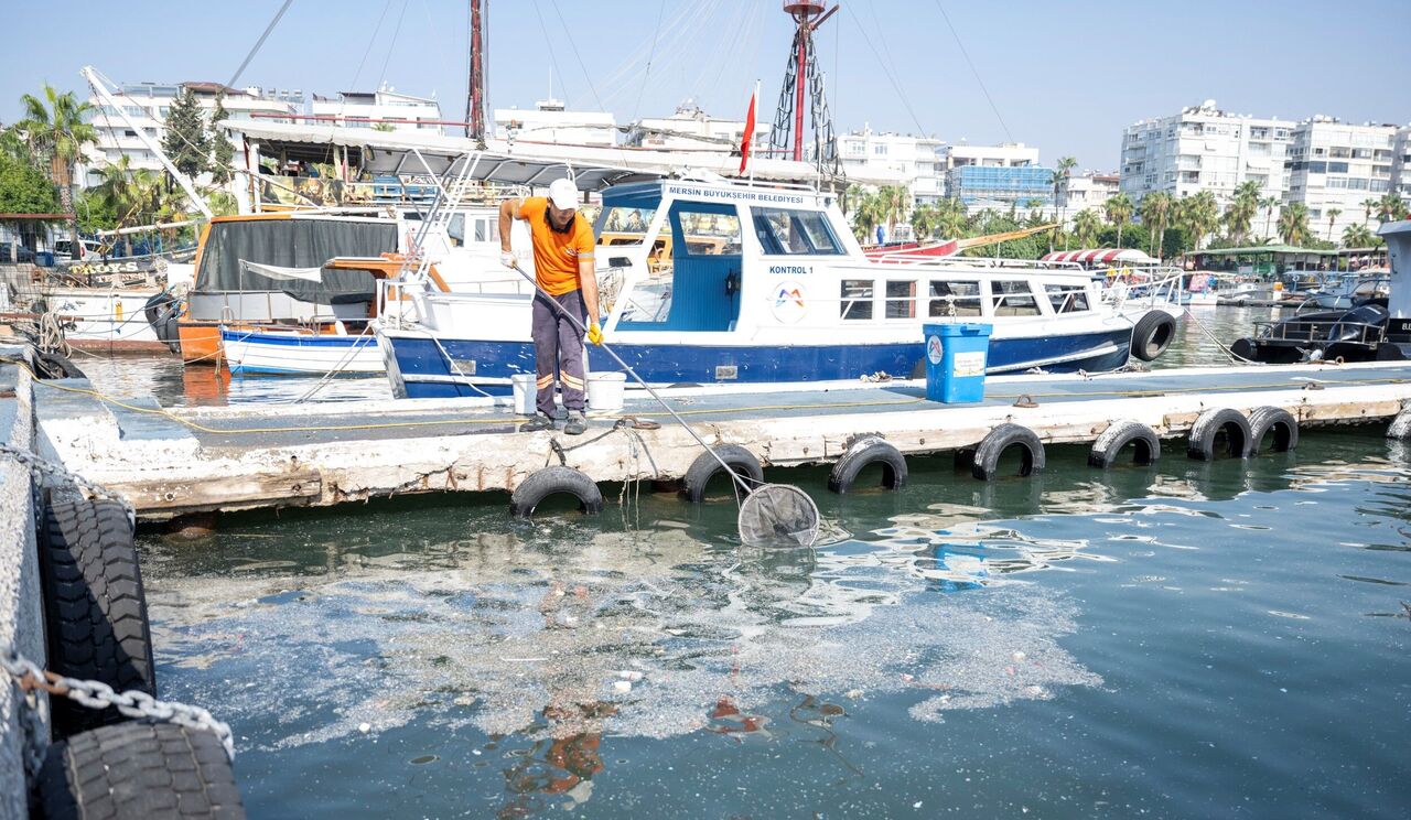Mersin'in Denizi Atıklardan Arındırılıyor (2)