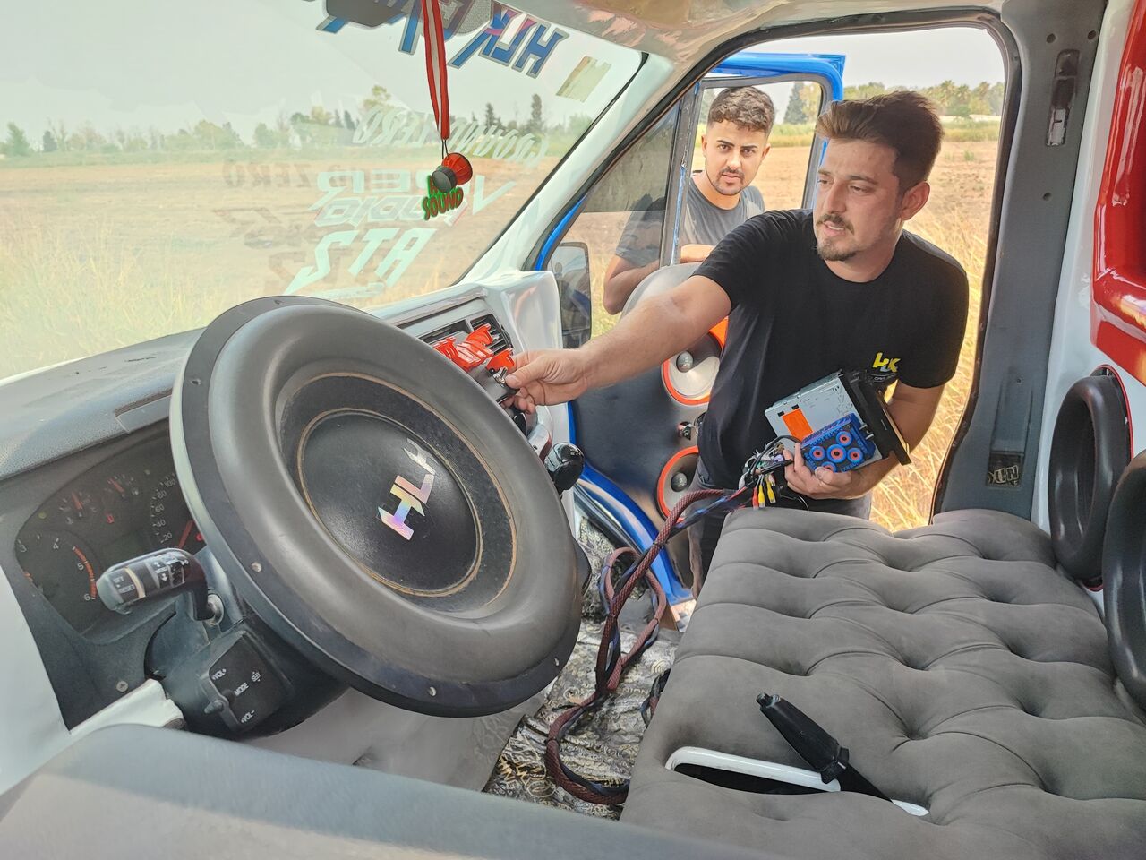 Minibüse Yaptığı Ses Sistemi Kulaklarını Dans Ettirdi (2)