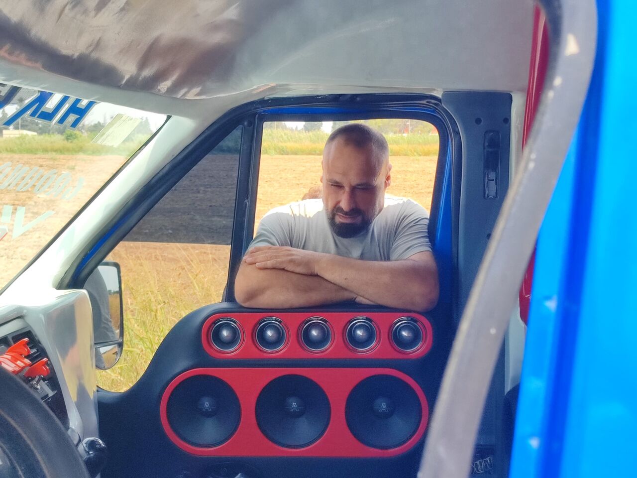 Minibüse Yaptığı Ses Sistemi Kulaklarını Dans Ettirdi (4)