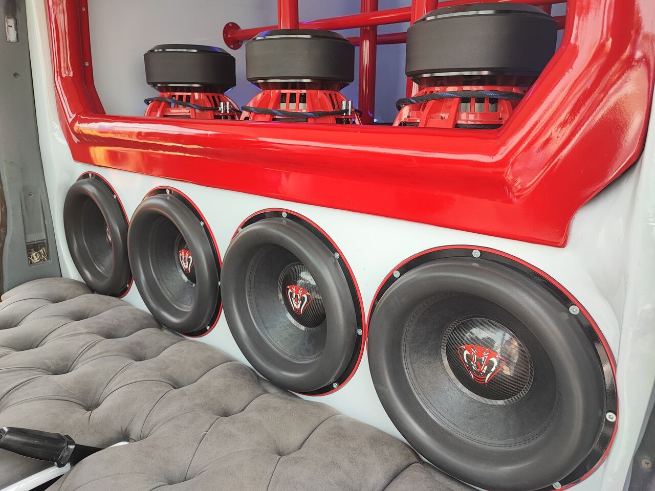 Minibüse Yaptığı Ses Sistemi Kulaklarını Dans Ettirdi (5)