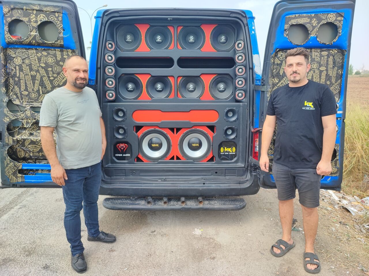 Minibüse Yaptığı Ses Sistemi Kulaklarını Dans Ettirdi (6)