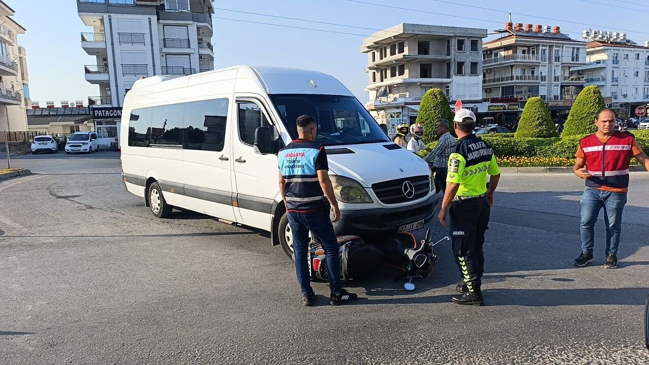 Minibüsün Altında Kalmaktan Kıl Payı Kurtuldu (4)