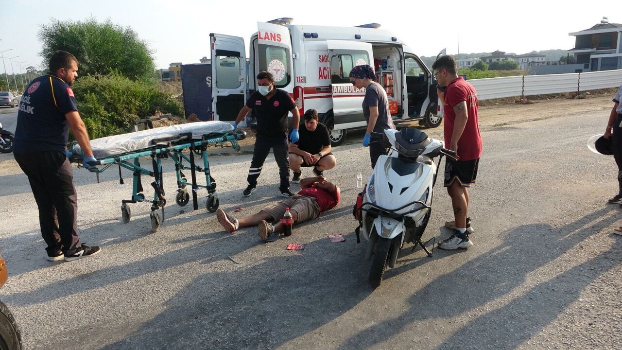 Motosiklet Ile Hafif Ticari Araç Çarpıştı 1 Yaralı (1)