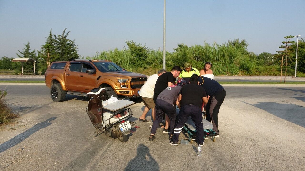 Motosiklet Ile Hafif Ticari Araç Çarpıştı 1 Yaralı (4)