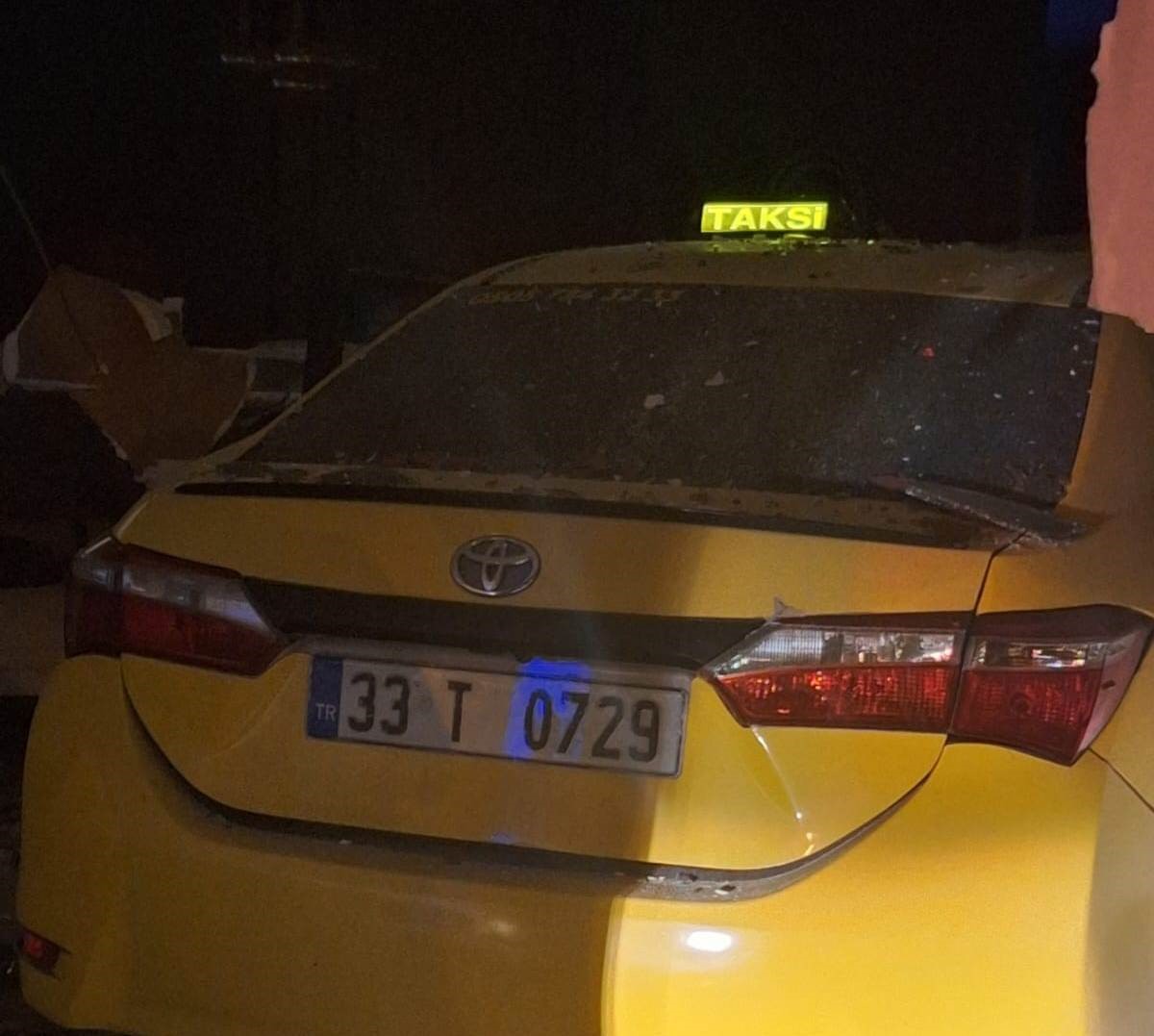 Motosiklete Çarpan Ticari Taksi Mağazaya Daldı 1 Yaralı (1)-1