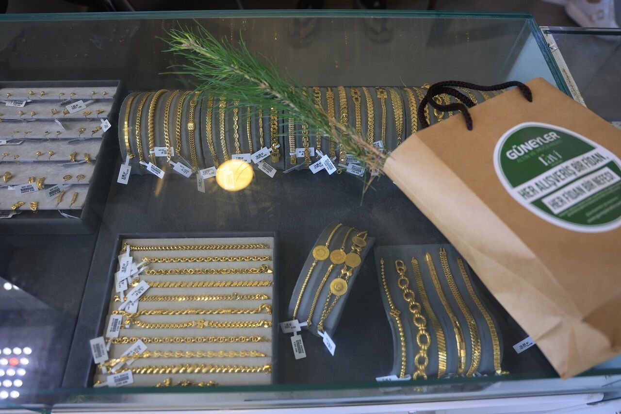 Orman Yangınlarında Zarar Gören Alanlar Için Güneyler Kuyumculuktan Örnek Davranış (1)