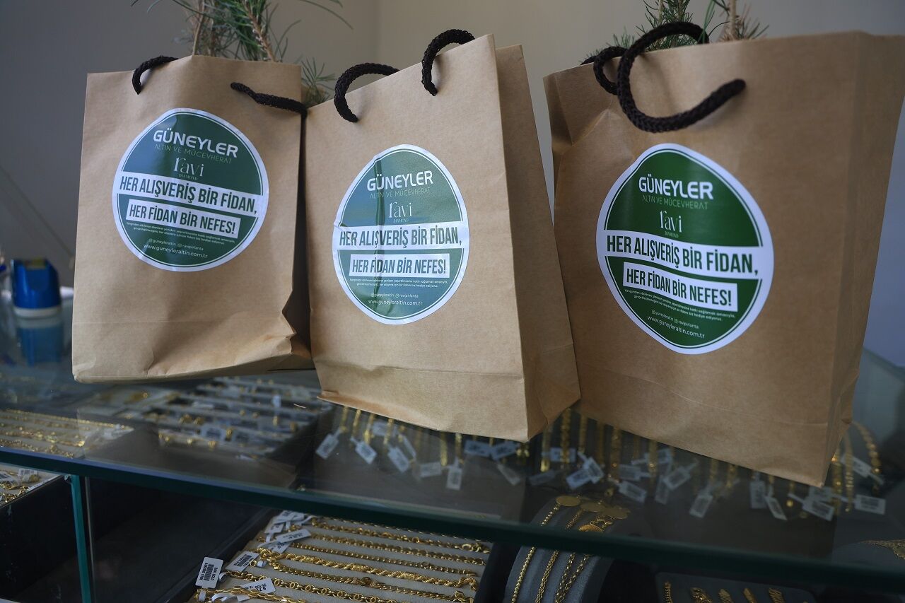 Orman Yangınlarında Zarar Gören Alanlar Için Güneyler Kuyumculuktan Örnek Davranış (3)