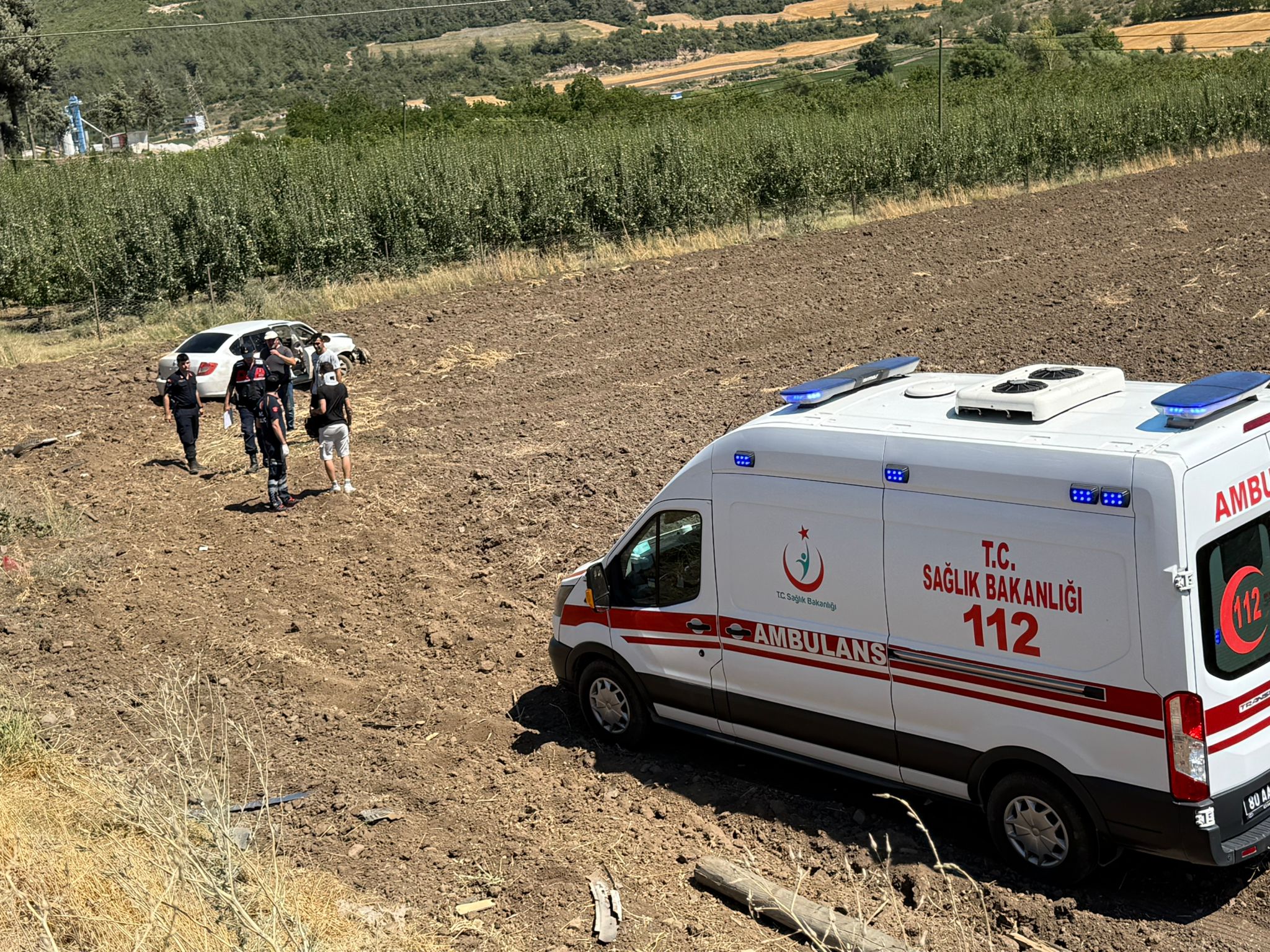 Osmaniye Bahçe’de Otomobil Tarlaya Uçtu 3 Kişi Yaralandı (4)