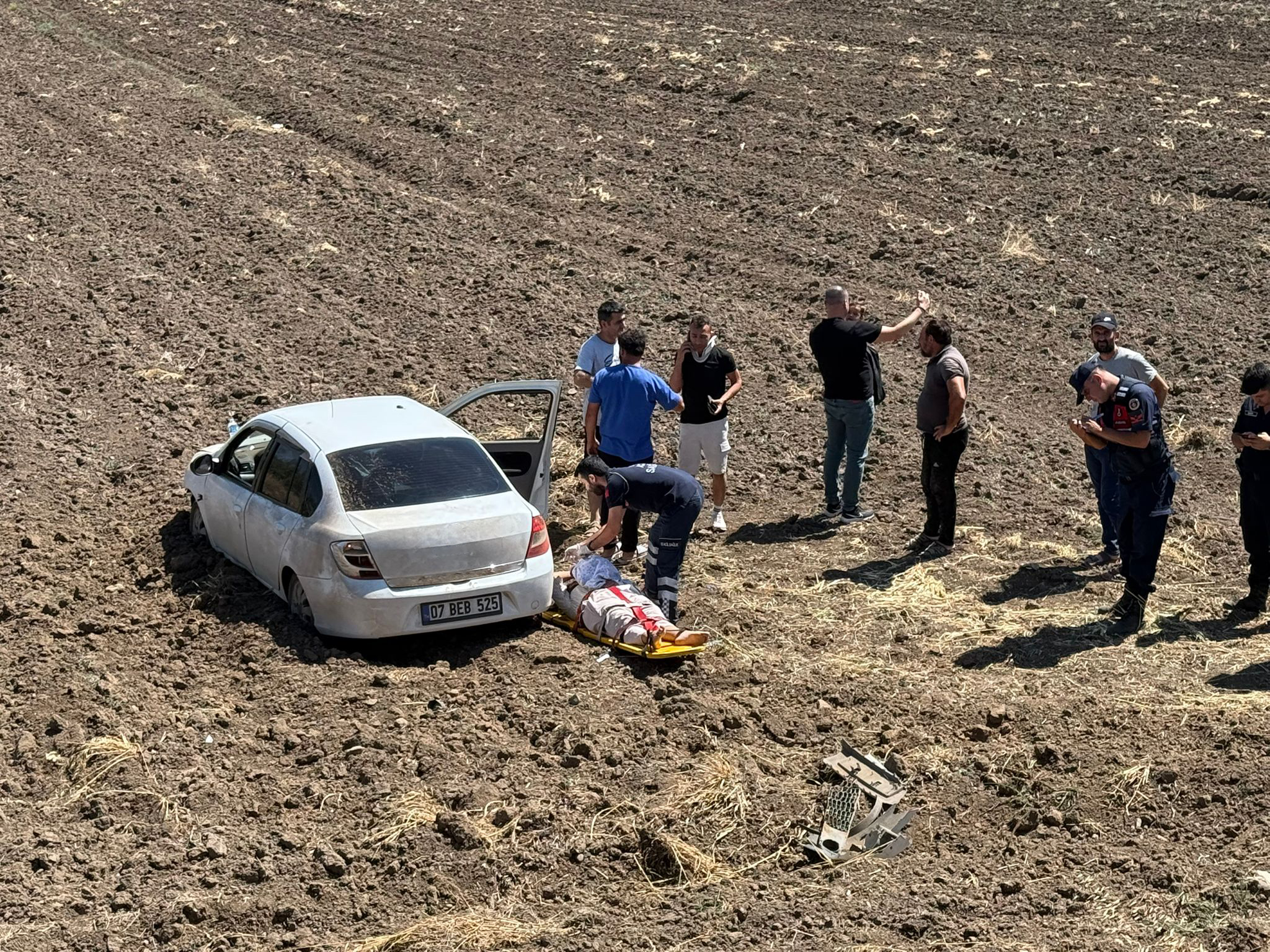 Osmaniye Bahçe’de Otomobil Tarlaya Uçtu 3 Kişi Yaralandı (5)