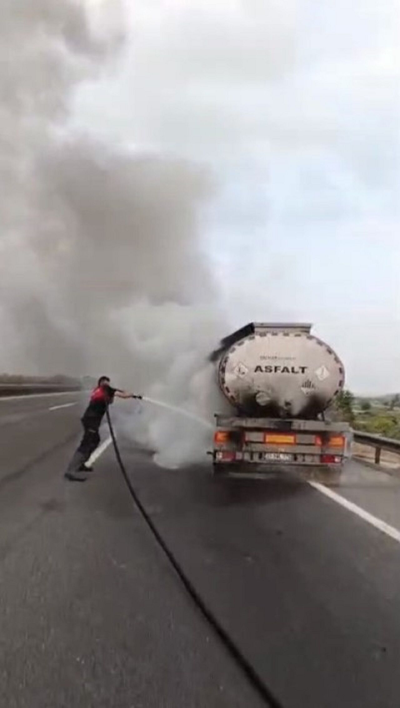 Osmaniye'de Asfalt Yüklü Tankerde Çıkan Yangın Söndürüldü (1)