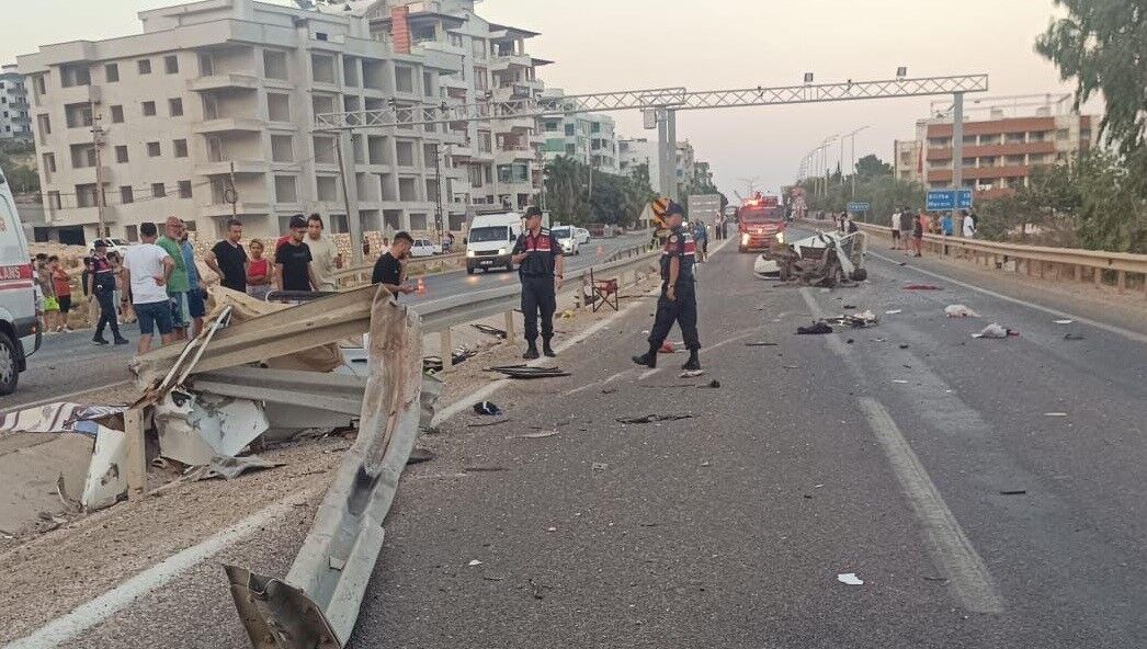 Otomobil Bariyerlere Çarptı 1 Ölü, 1 Yaralı (2)