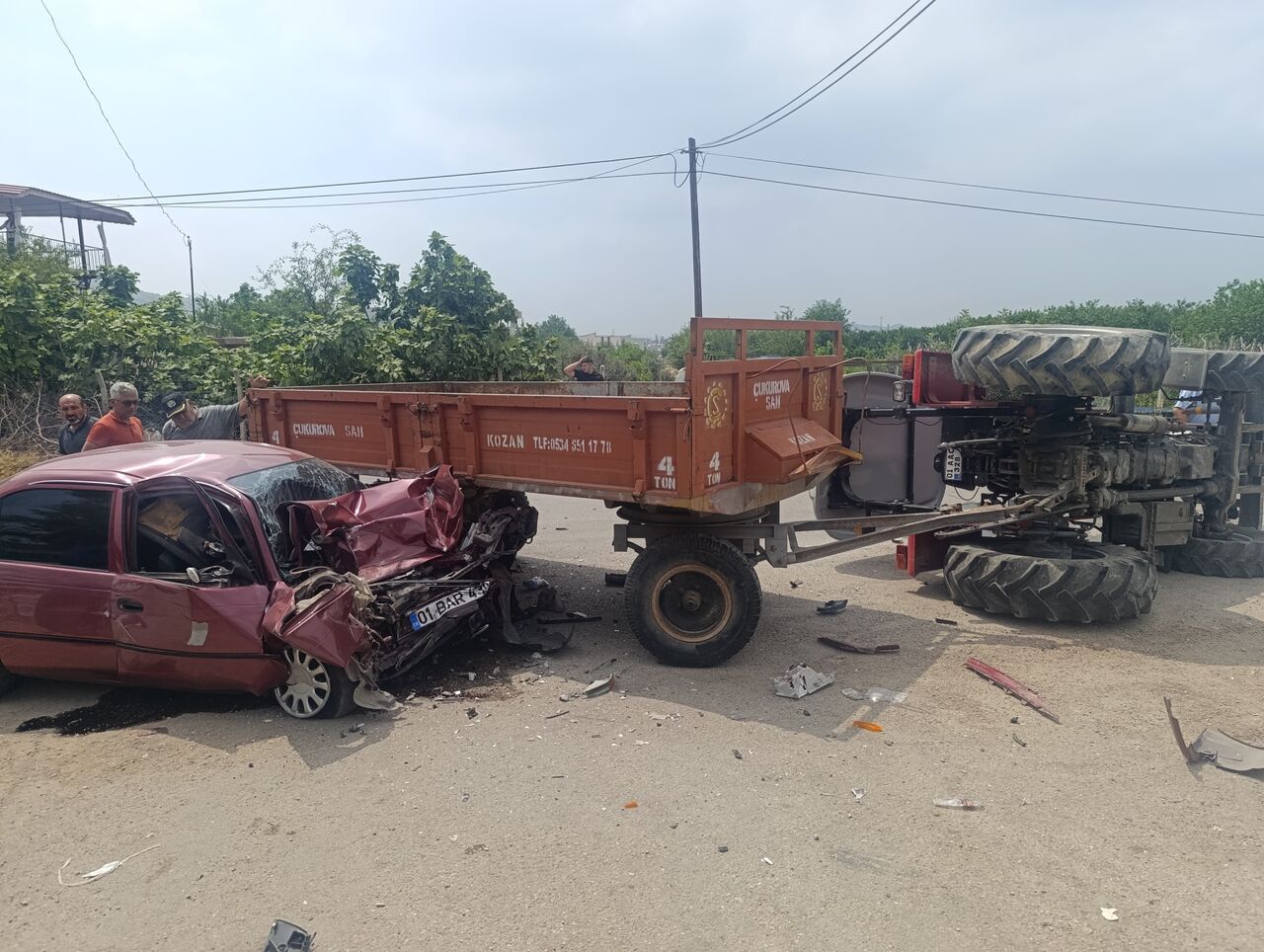 Otomobille Çarpışan Traktör Devrildi 2 Yaralı (3)