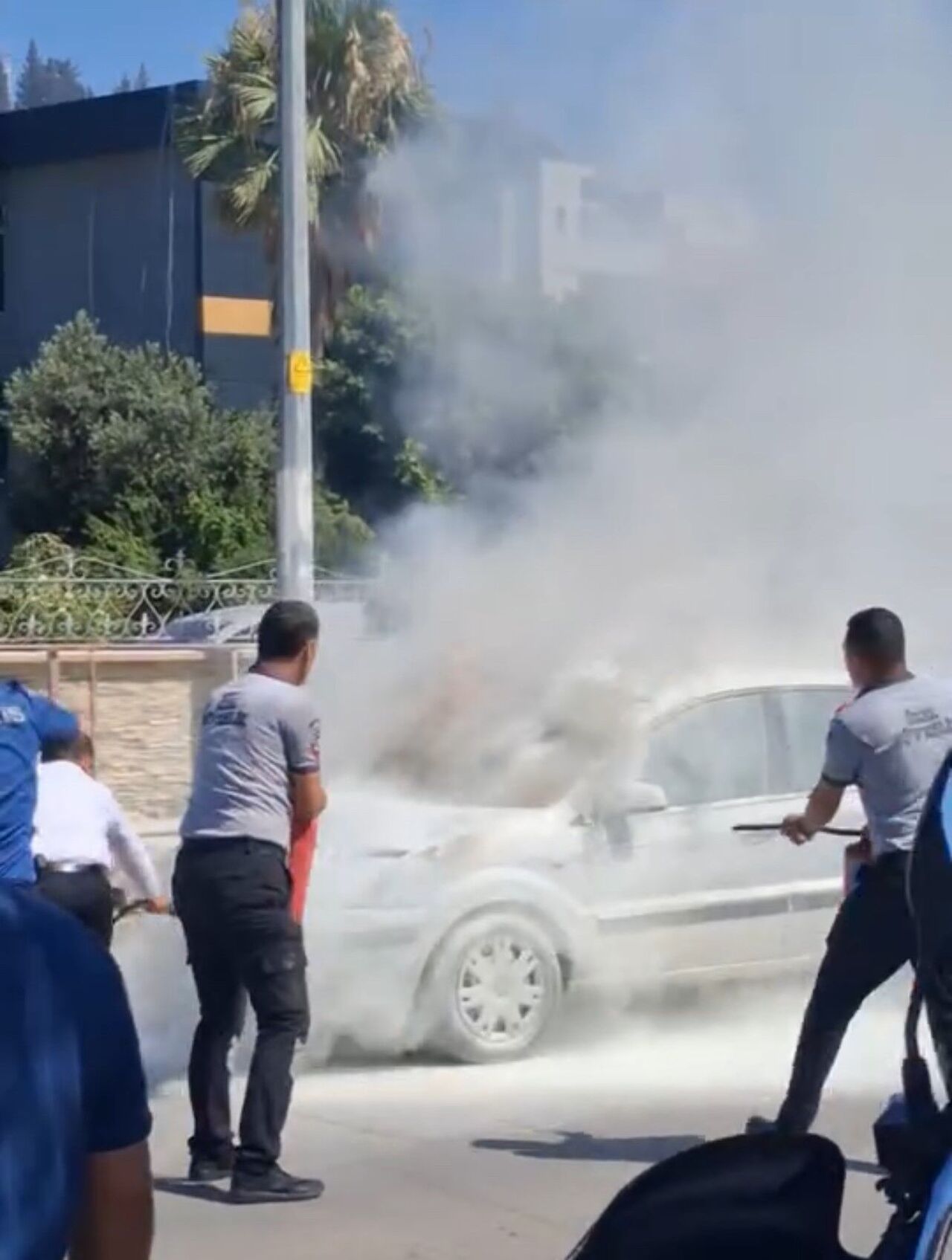 Park Halindeki Otomobil Alev Alev Yandı (1)