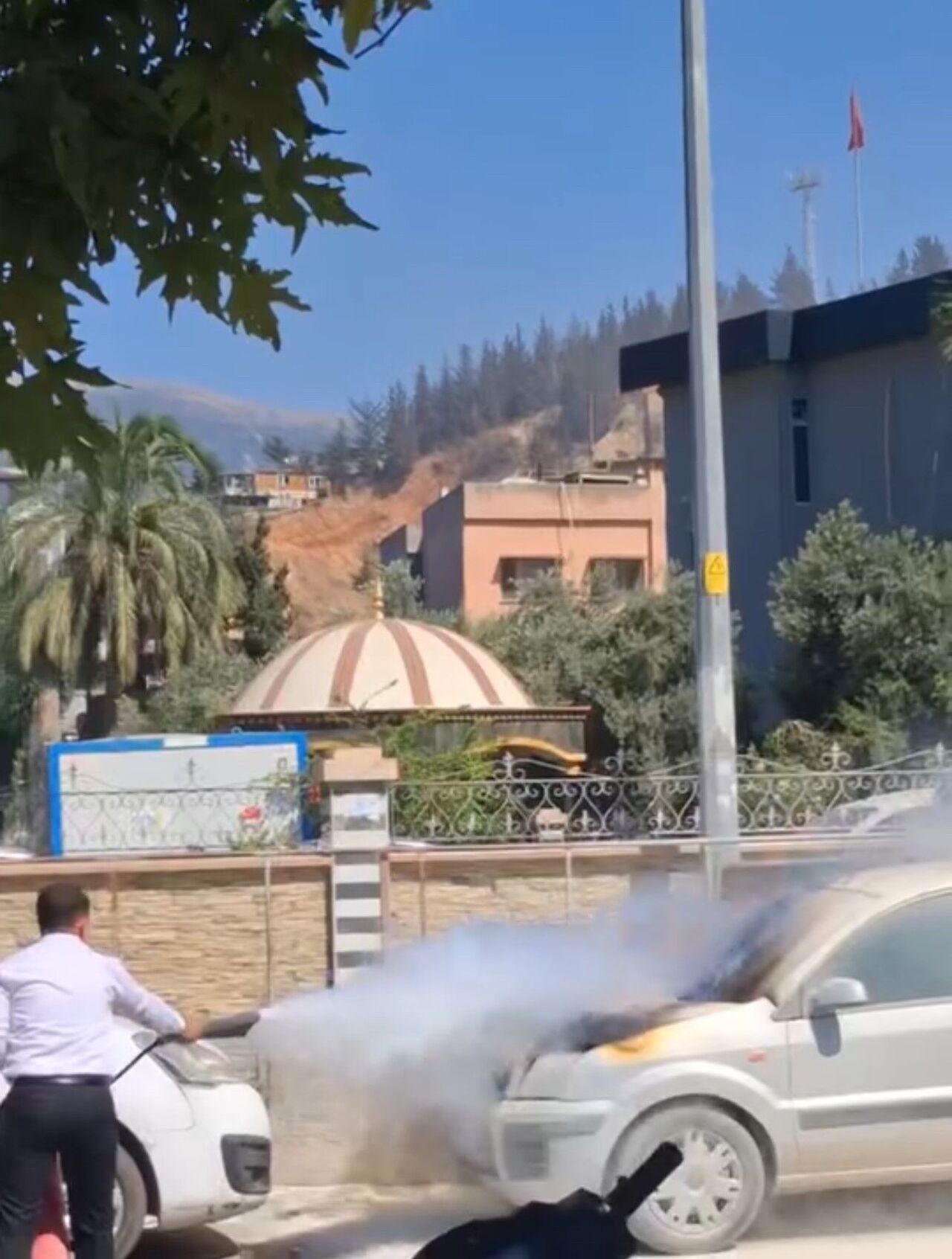 Park Halindeki Otomobil Alev Alev Yandı (2)