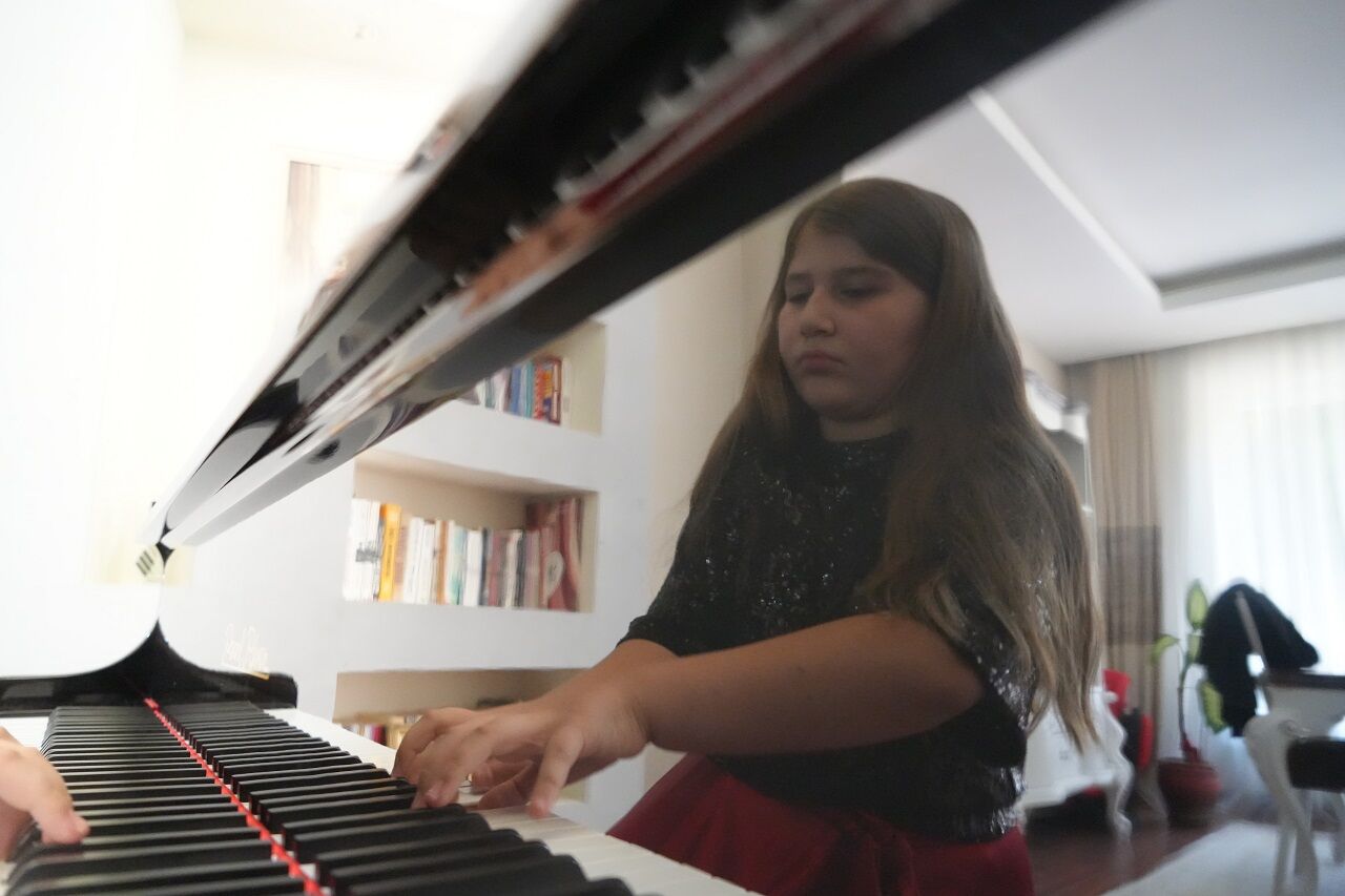 Piyanonun Genç Yeteneği Elif, Yarışmada Birinci Oldu (2)