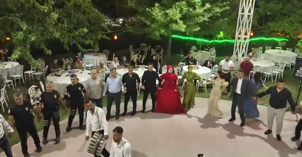 Polisler, Küçük Yaştayken Babası Vefat Eden Polis Kızının Kına Gecesinde Halay Çekti (1)