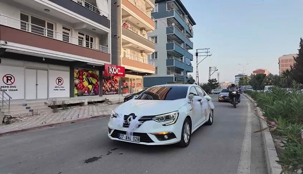 Polisler, Küçük Yaştayken Babası Vefat Eden Polis Kızının Kına Gecesinde Halay Çekti (3)