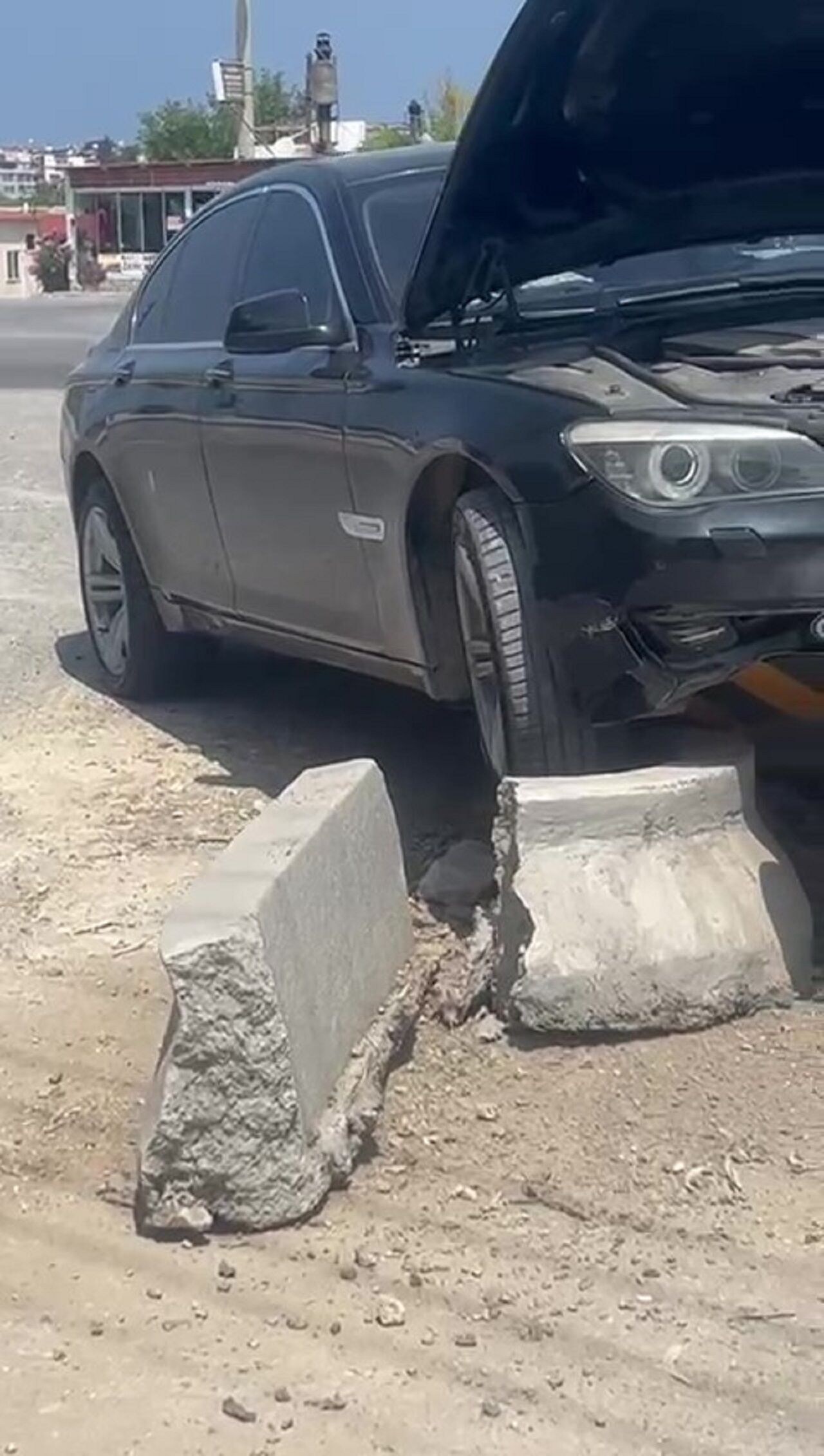 Refüje Çıkan Araç, Kazayı Önledi Arsuz’da Trafik Anları Kamerada (1)