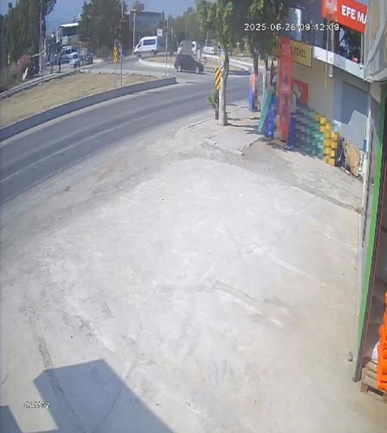 Refüje Çıkan Araç, Kazayı Önledi Arsuz’da Trafik Anları Kamerada (4)