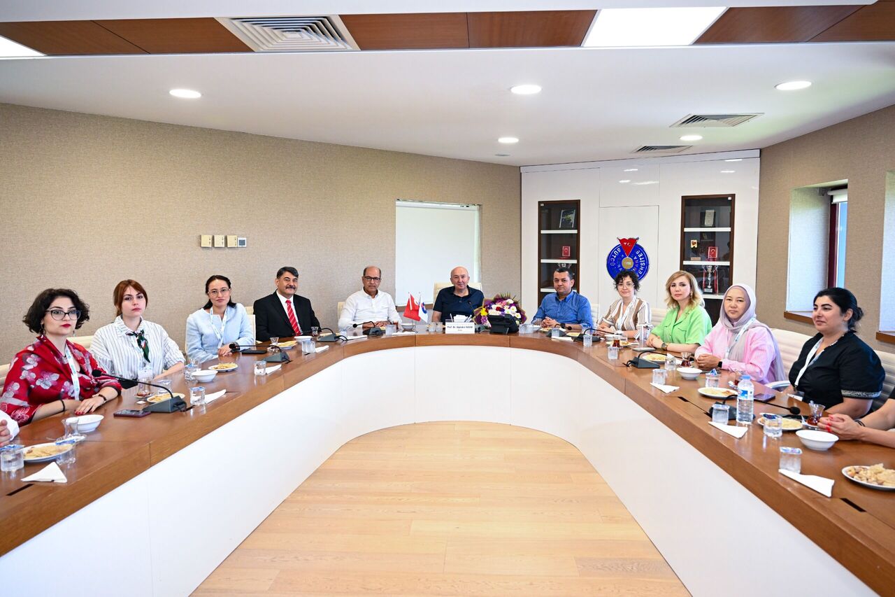 Rektör Yasım, Yunus Emre Enstitüsü Öğrencilerini Ağırlad (3)