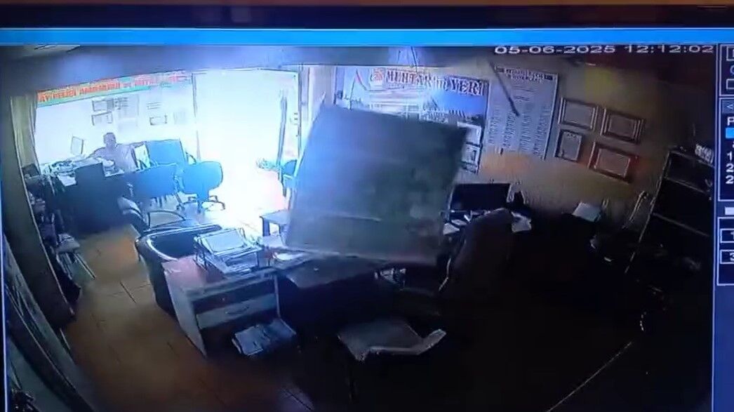 Reyhanlı'da Asma Tavan Çöktü, Muhtar Saniyelerle Kurtuldu (1)