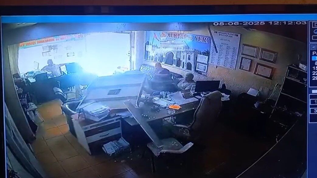 Reyhanlı'da Asma Tavan Çöktü, Muhtar Saniyelerle Kurtuldu (3)