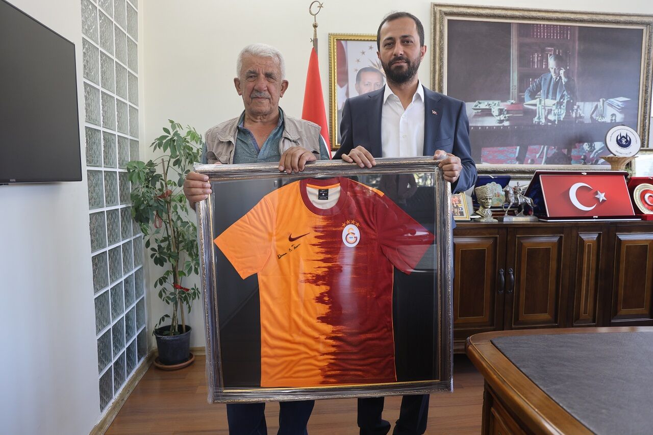 Şampiyonluk Iddiasını Kazanan Duran Amca, Kaymakam Ve Belediye Başkanından Forma Aldı (2)