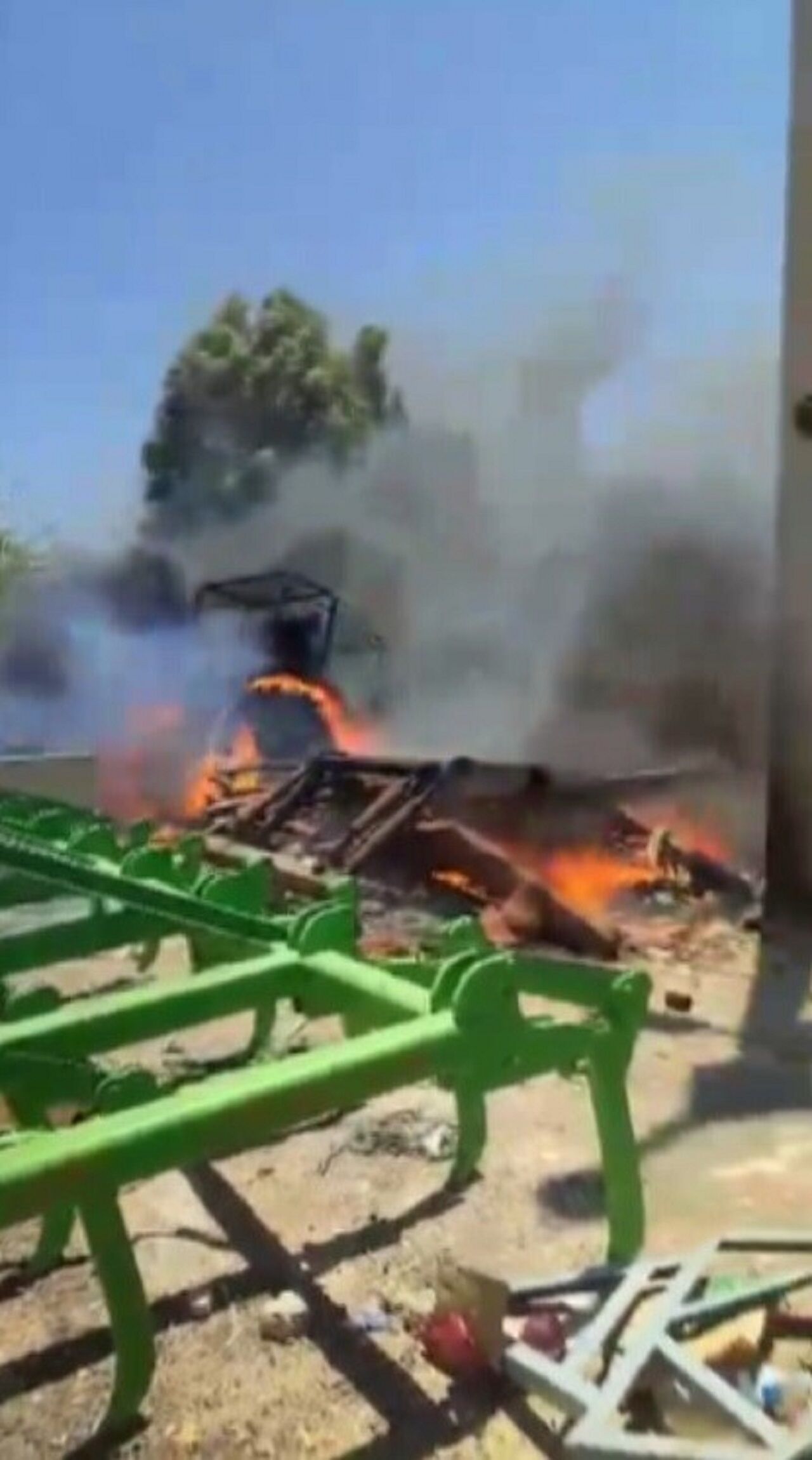 Sanayide Çıkan Yangında Otomobil Ve Traktör Alevlere Teslim Oldu (1)