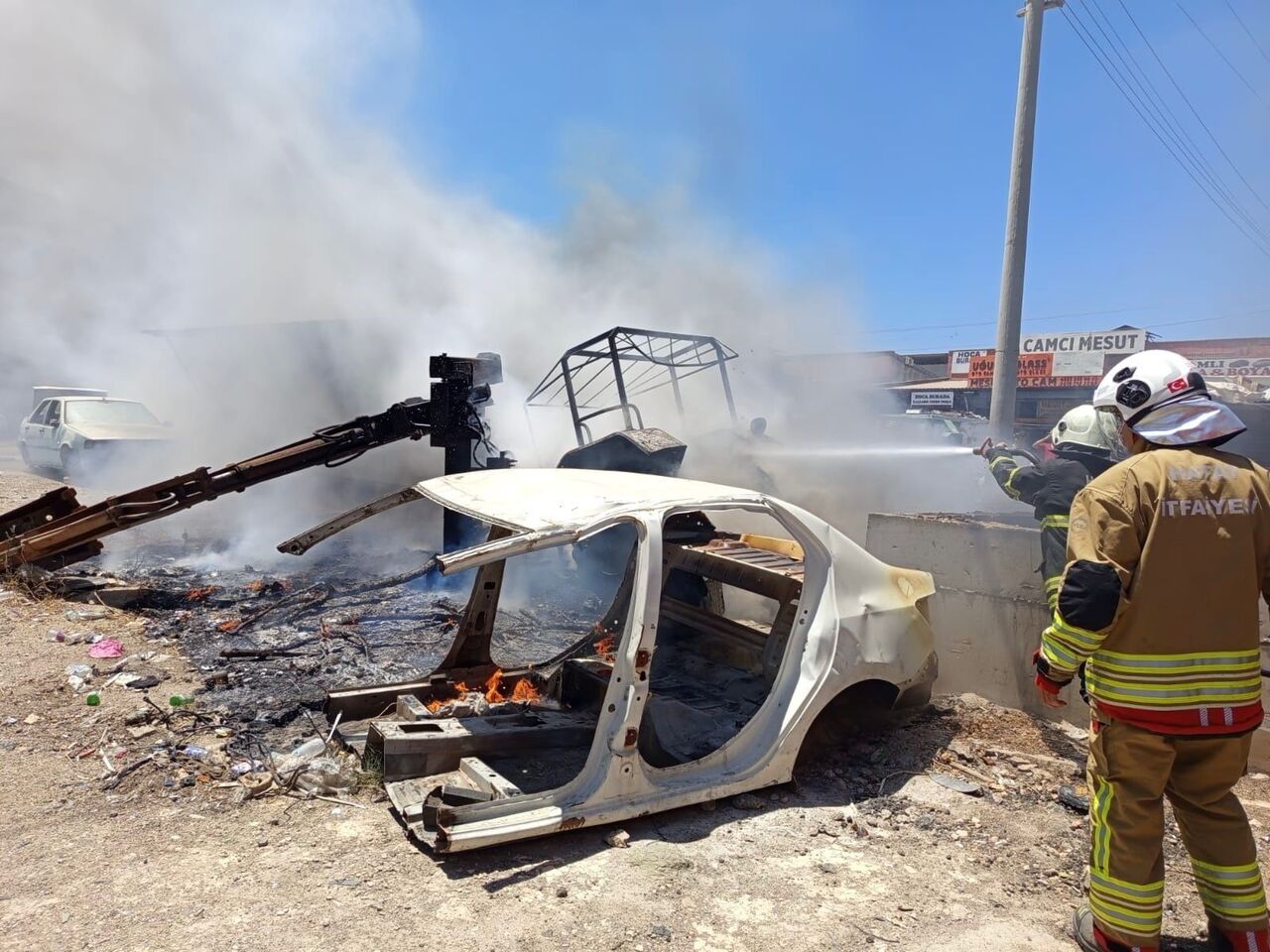 Sanayide Çıkan Yangında Otomobil Ve Traktör Alevlere Teslim Oldu (4)