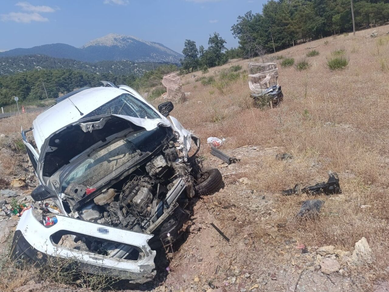 Şarampole Uçan Hafif Ticari Aracın Sürücüsü Yaralandı (1)