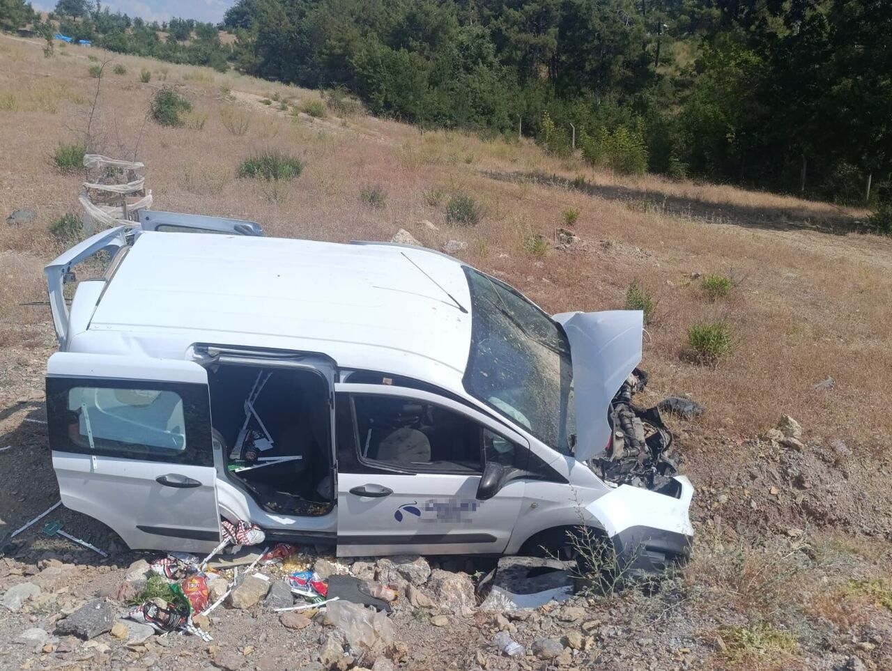 Şarampole Uçan Hafif Ticari Aracın Sürücüsü Yaralandı (2)