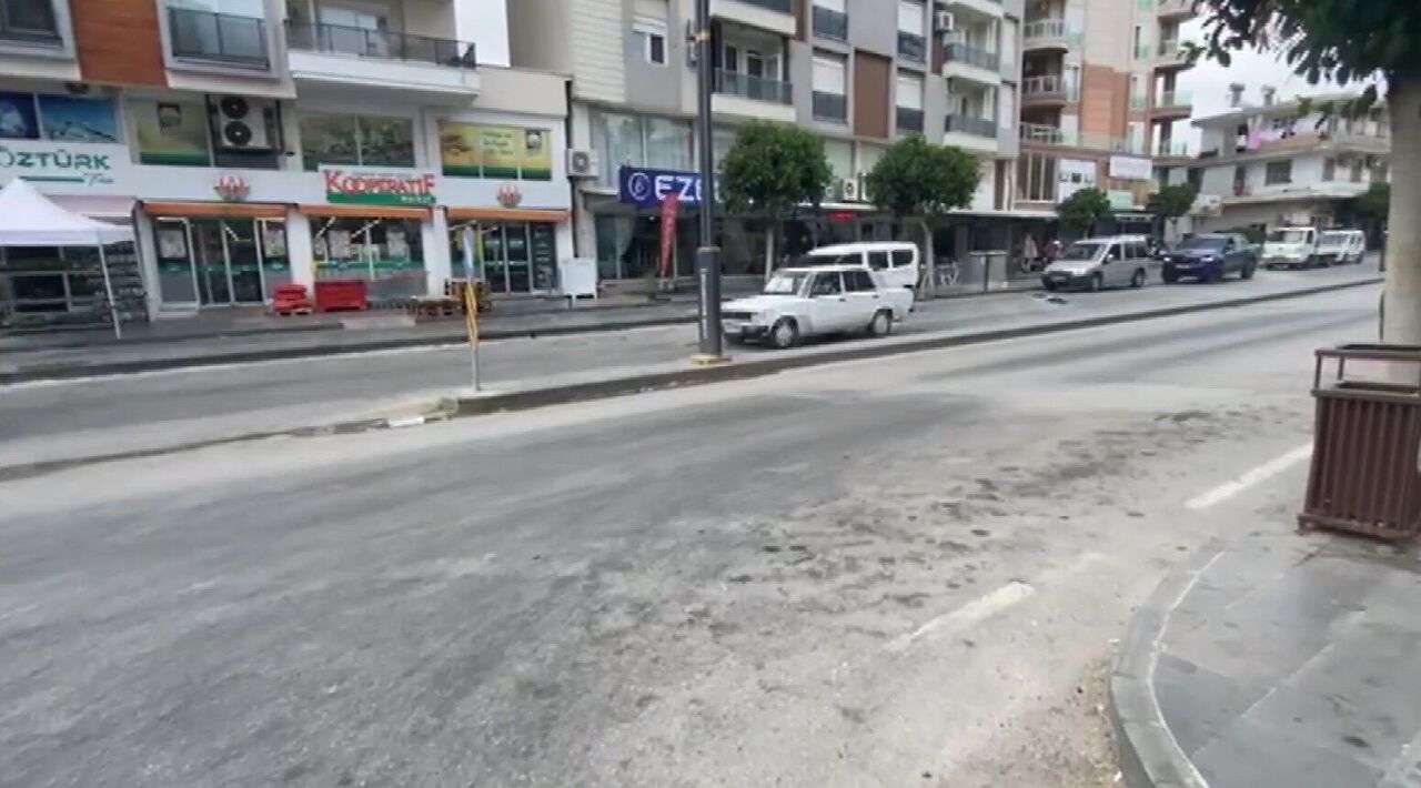 Serik’te Motosiklet Ve Bisiklet Çarpıştı 2 Yaralı, Kaza Kamerada