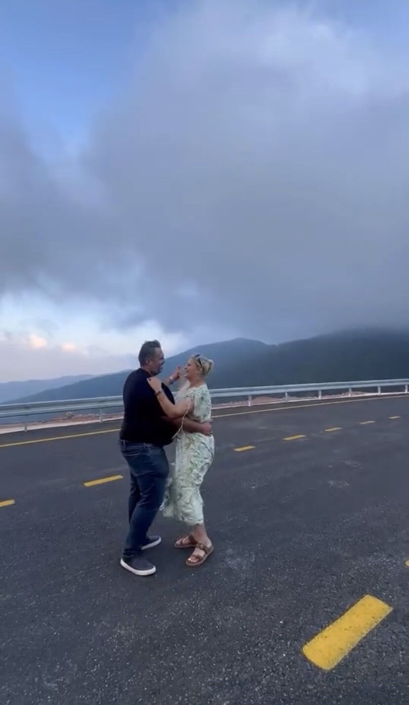 Serinyol Madenli Yolunda Dans Sürprizi Manzaraya Karşı Duygusal Kutlama (2)