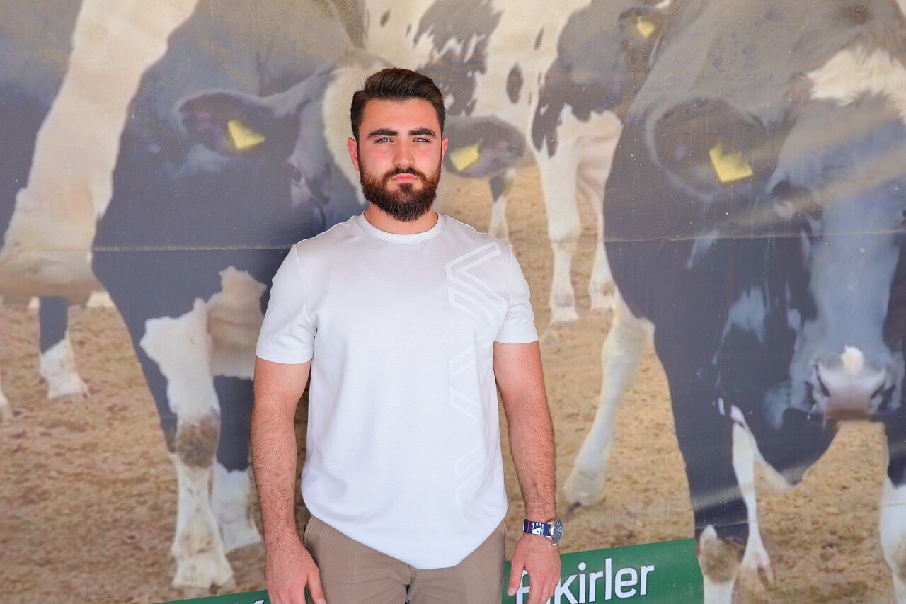 Sıcak Havalarda Havyanlar Dev Vantilatör Ile Serinliyor (1)