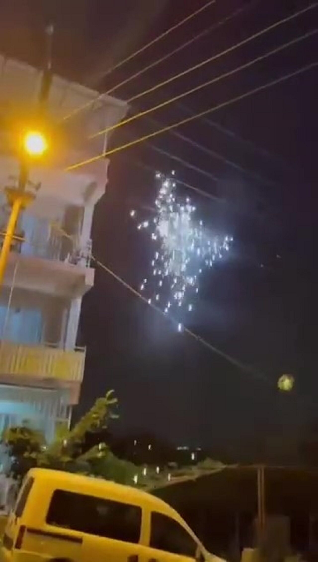 Sıcak Havanın Etkisiyle Patlama Yaşanan Elektrik Telleri Korkuttu (2)