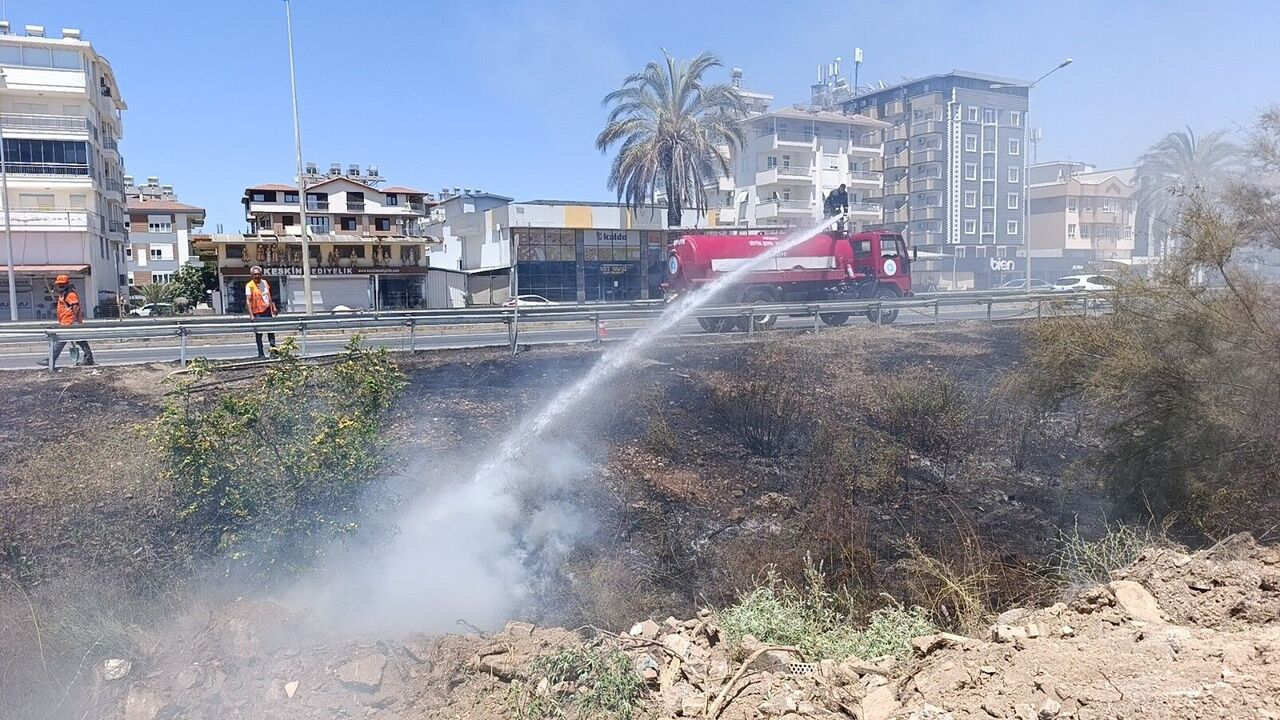 Söndürülmeden Atılan Sigara Sazlık Yangınına Yol Açtı (1)