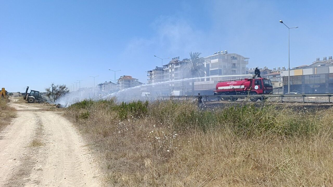 Söndürülmeden Atılan Sigara Sazlık Yangınına Yol Açtı (5)