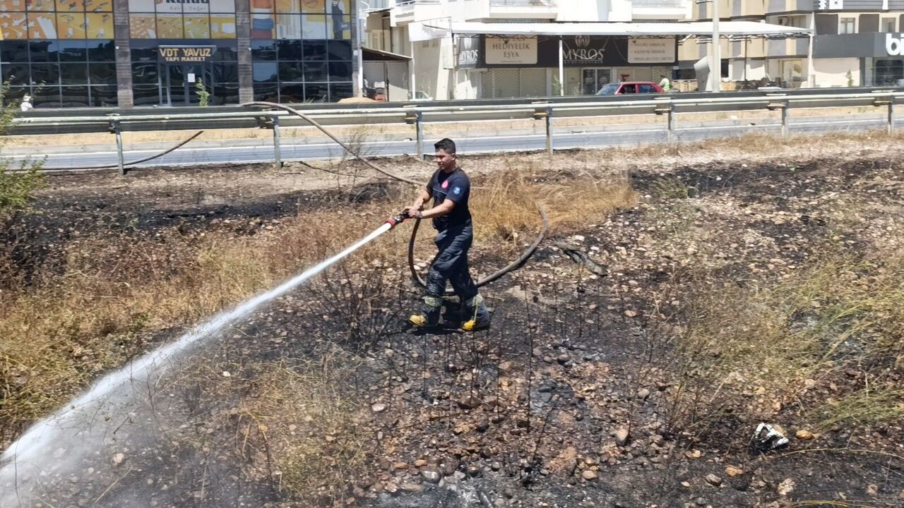 Söndürülmeden Atılan Sigara Sazlık Yangınına Yol Açtı (7)