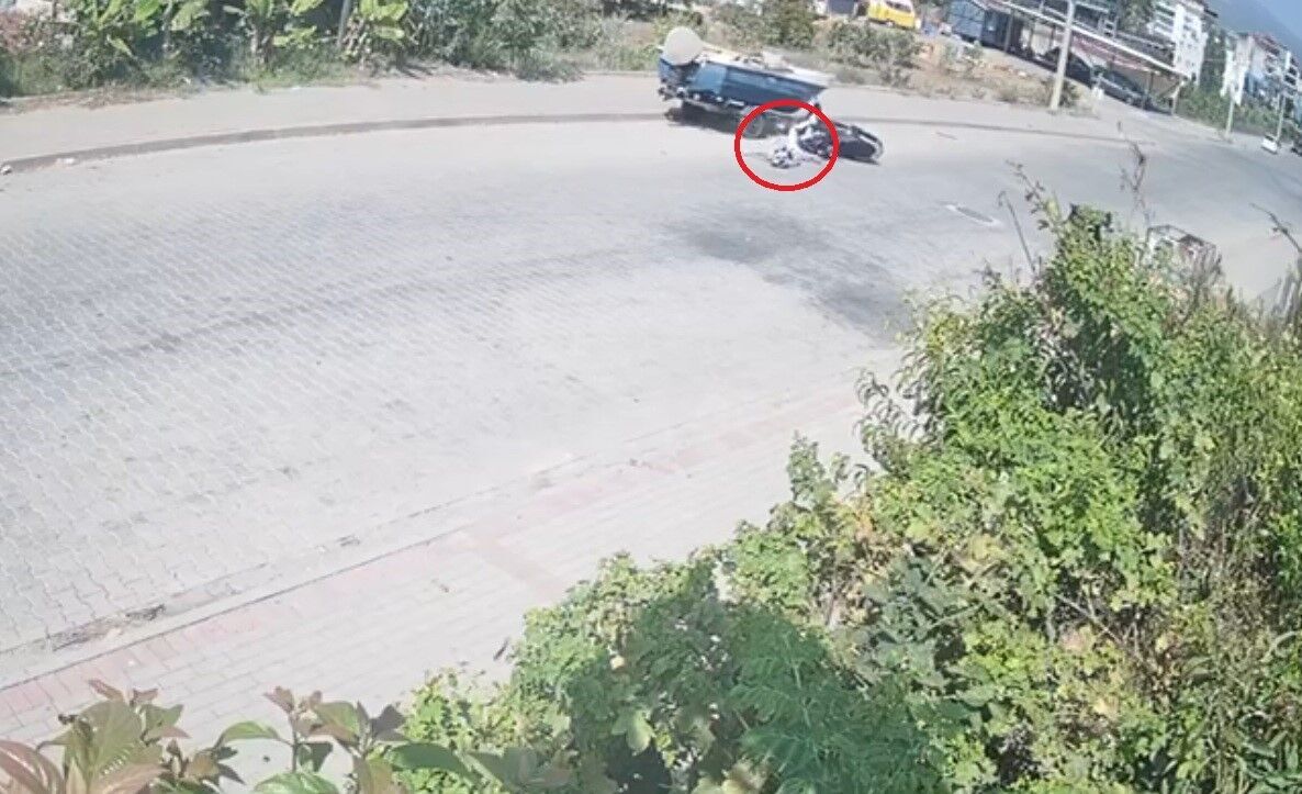 Tekne Yüklü Römorka Çarpan Motosikletli Kaskı Sayesinde Hayatta Kaldı (2)