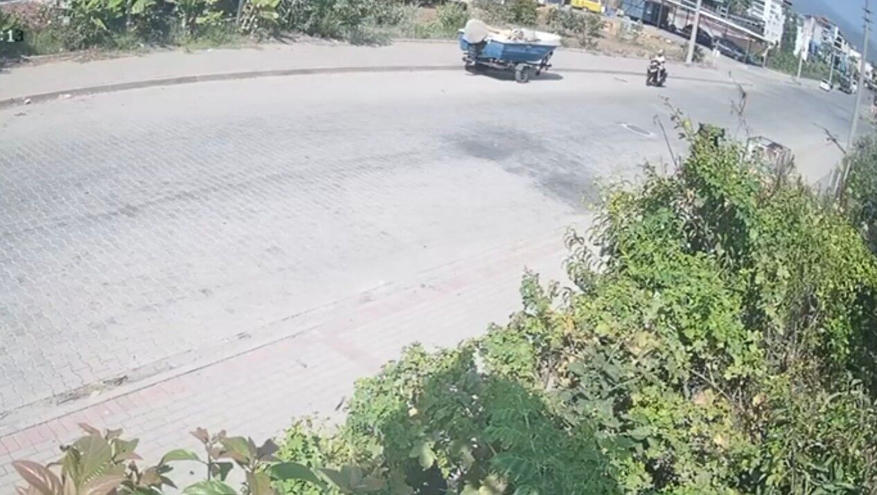 Tekne Yüklü Römorka Çarpan Motosikletli Kaskı Sayesinde Hayatta Kaldı (3)
