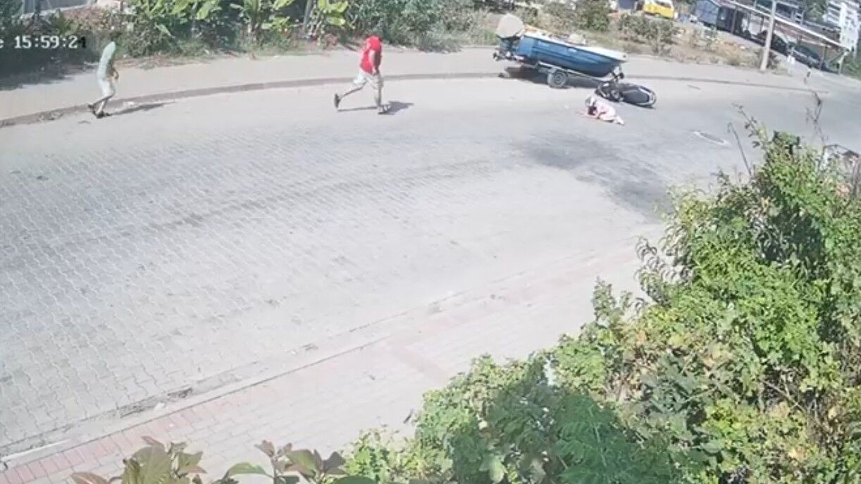 Tekne Yüklü Römorka Çarpan Motosikletli Kaskı Sayesinde Hayatta Kaldı (4)